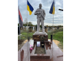 Памятник военному в виде скульптуры 00894